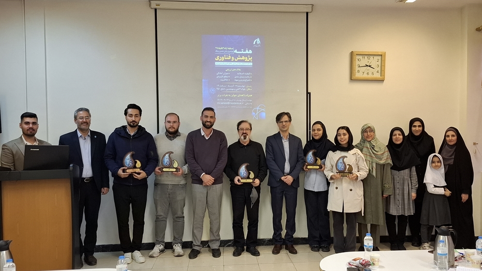 اهدای جوایز نفیس و ارزشمند از تلاش‌های علمی دانشجویان در ارائه 3 دقیقه ای پایان نامه و رساله دکتر بهرامیان,دکتر امیدخواه,دکتر هاشمی,دکتر باقری,دکتر سعیدی,